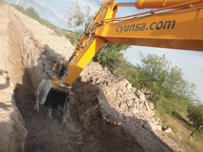 CYUNSA Constructores is using a a High-Cap Multi Ripper bucket from Leading Edge to dig the 10-ft.-deep by 53-in.-wide pipeline trench.