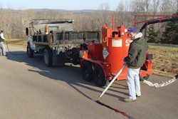 Material applied with the wand and under pressure is designed to penetrate into the crack; this is an excellent way to apply the cracksealing material. However, the tip of the wand must be placed at the entry of the crack in order to be applied correctly and to get the maximum benefit of the application.