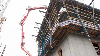 By pressing a button R&S certified staff move the core forms, temporary steps, the placing boom, and a 6-ton crane 16-feet upward to start construction at the next level:
