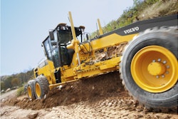 The condition of the cutting edge is critical to achieving accurate grade. Check cutting edge condition daily and prior to starting final grade.