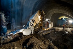 With its 3.07 m long swing arm, the Liebherr R 944 C Tunnel crawler excavator has a maximum tear-out force of 164 kN and a maximum breakout force of 191 kN.