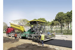 The new “PaveDock Assistant” eliminates misunderstandings between lorry driver and paver operator during transfer of the mix.