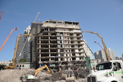 At the end of December, FERMA began the hard demolition of the office and hotel buildings, starting with the 12-story structure. The team carefully removed the top four floors of the structure with the CAT 385CL high reach. For the demolition of the remaining eight floors, the team used the Volvo EC460CL HR. On the street level, FERMA used a CAT 336EL with a Labounty MDP 50 second member processing to demolish the columns and concrete.