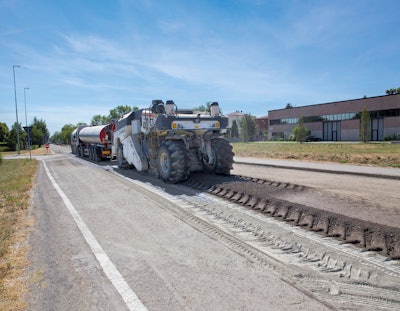 The entire damaged road surface and base course is reused. Once the Wirtgen WR 240/ WR 240i has processed the recycled material in-place, it is leveled by a motor grader and compacted with a roller. A paver subsequently lays down the new asphalt course.