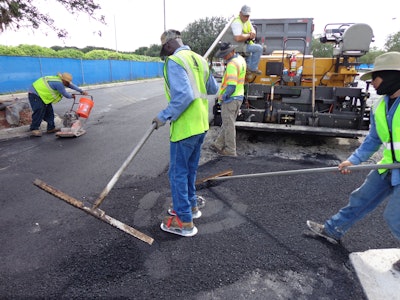 Luting behnd paver