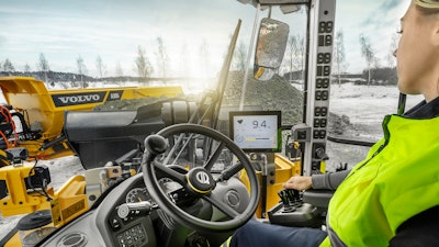 With Volvo Load Assist for L110H to L260H Volvo wheel loaders available through the optional Volvo Co-Pilot, operations can use telematics programs such as CareTrack or upload data to the cloud to monitor your total production and fuel consumption remotely,