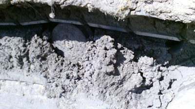 If working in a material that hardens as it dries out or freezes, cleaning the undercarriage daily will prevent the increased wear that occurs with the additional contact points.