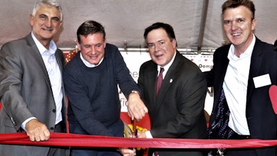 The ribbon cutting ceremony, from left to right: Rich DelGiacco (VP PERI USA), Alexander Schwoerer (Global Director PERI Group), Daniel J. Hayes, Jr. (Mayor Bridgewater, NJ), Carl Heathcote (Market Unit Director North America)