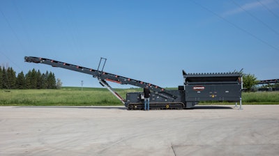 Tracked feed hopper