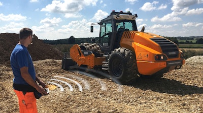 The future is already here: a remotely controlled roller, on show at bauma 2019. In the HAMM Technology Center, multimedia presentations allow visitors to learn more about this application.