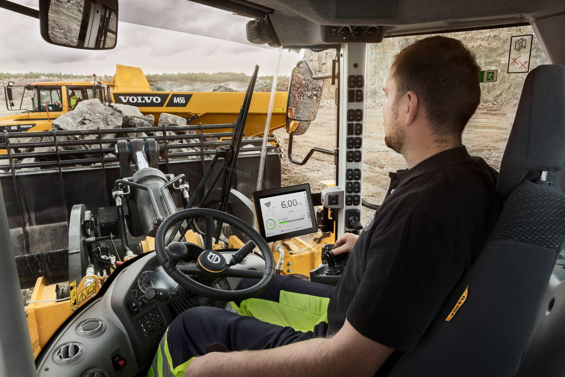 Powered by the Volvo Co-Pilot display, Dig Assist Start and Load Assist provide real-time guidance for operators to enhance performance, productivity and safety.