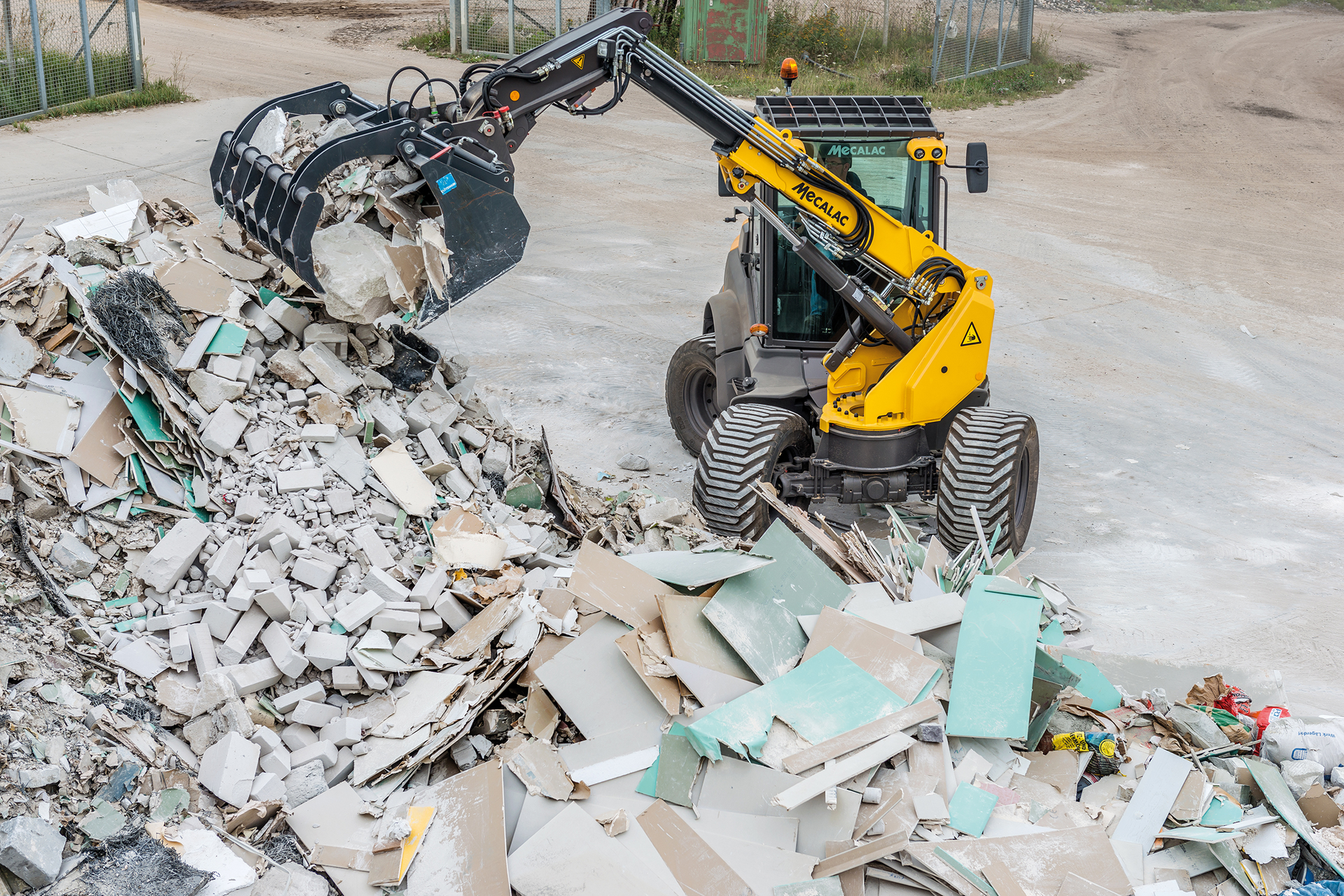 The Mecalac AS900tele Swing Loader