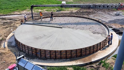 Battery-powered roller screeds are suited for remote applications. They have no cords or hoses and can be easily operated in remote environments with a limited power supply.