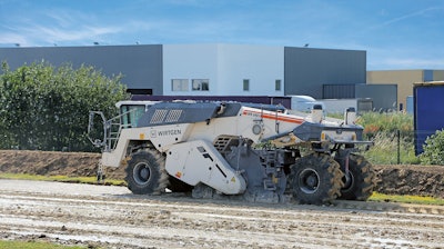 The AutoTrac automatic steering system makes Wirtgen cold recyclers and soil stabilizers even more efficient.