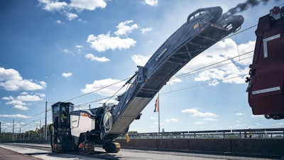 The new Wirtgen compact milling machines can now be fitted with a fully-enclosed comfort cabin. This makes them the world’s first cold milling machines in this machine class to be offered with a cabin.