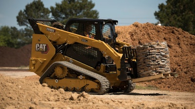 All D3 Series CTLs feature standard two-speed travel. The 279D3 and 289D3 loaders boast an 8.4-mph top-end ground speed, a 20% increase over their D Series counterparts. The 239D3 and 249D3 are now built with a two-speed transmission as standard, increasing travel speed by 9% and aligning these models with the rest of the two-speed-equipped CTL model range.
