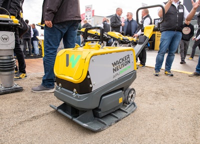 Wacker Neuson will debut the industry’s first battery-powered reversible plate with direct drive, the APU3050e.