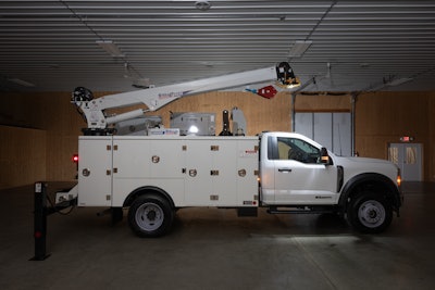 When it comes to telescopic service crane options for mechanic trucks, three main categories are available: electric, electric-hydraulic and hydraulic cranes.