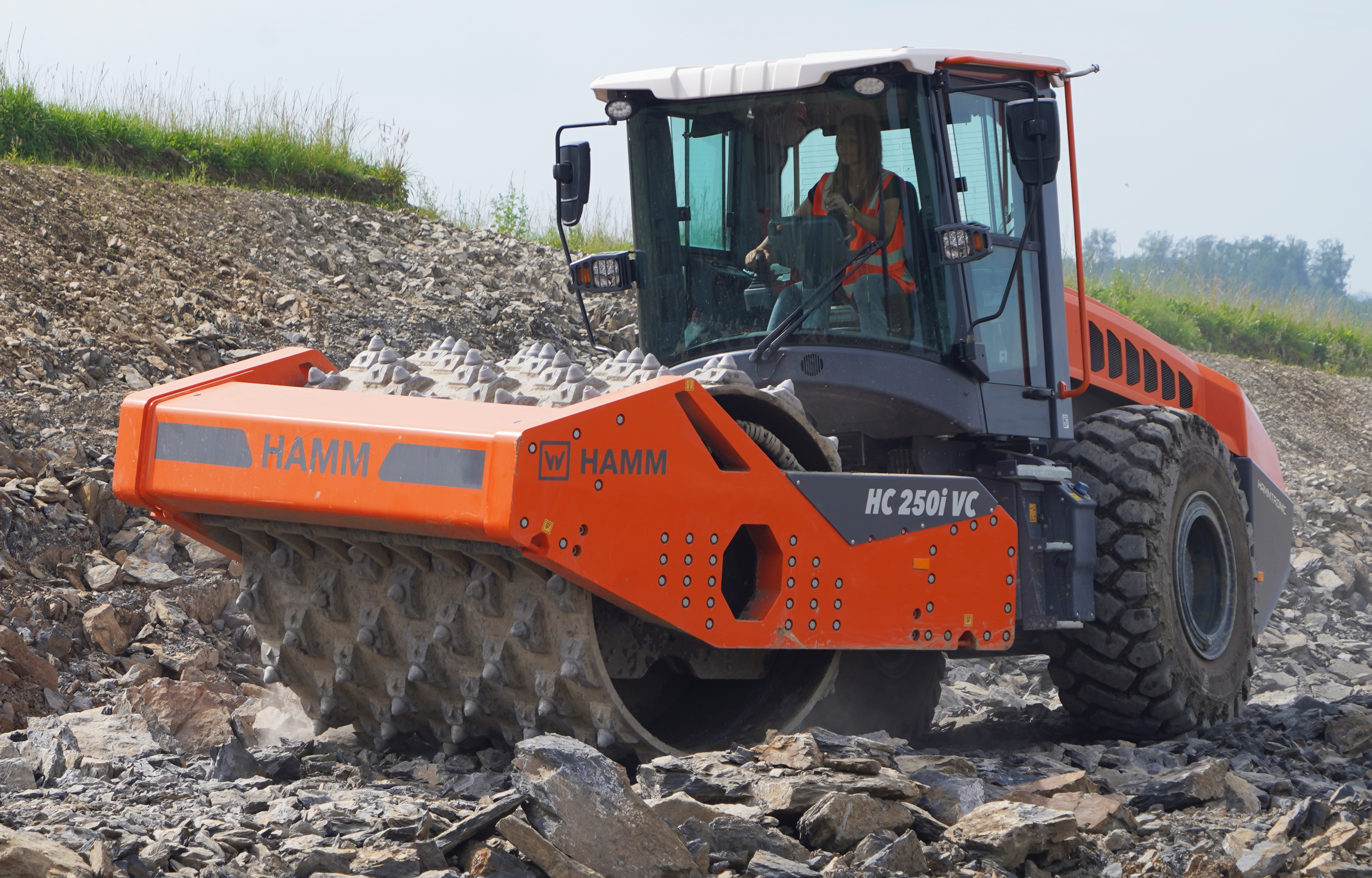 The compactors are supplied with heavy-duty tires for rocky terrain, driver's cab and the Easy Drive operating concept all as standard.