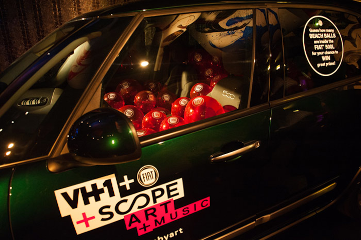 Sponsor Fiat revived a classic guessing game by inviting guests to estimate the number of beach balls crammed in its Fiat 500L model. The car company gave prizes to winners.
