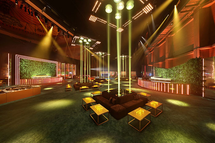 To contrast last year’s ornate Parisian theme, event designer Tony Schubert wanted to create a modern space that evoked a chic, modern nightclub.