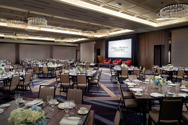 The official hotel of the Atlanta Braves, Omni Hotel at the Battery Atlanta opened in January. The 264-room hotel includes 28 suites, a South End Trading Company gift shop, and fifth-floor pool deck. Dining options include American concept 582 Waterside Lounge & Bar and chef Hugh Acheson’s restaurant Achie’s, a Southern-inspired concept that seats 136 guests and includes a 24-seat private dining room. The hotel has more than 20,000 square feet of meeting and event space, which includes the Battery Ballroom that seats 570 theater-style.