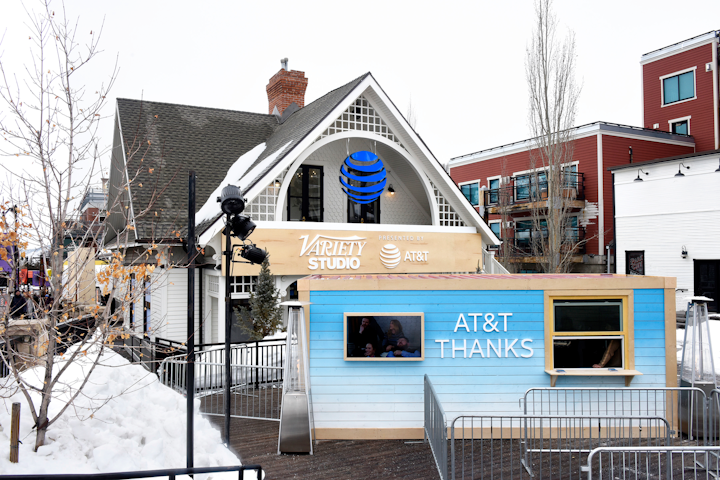 Outside, a branded shipping container served up burgers, pizza, s’mores, hot chocolate, coffee, and more to AT&T subscribers.