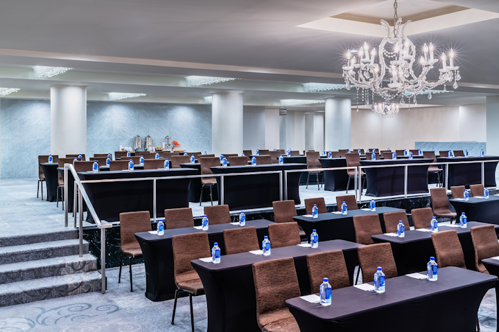 This past January, Shelborne South Beach debuted the renovated Grand El Dorado Ballroom. The 4,388-square-foot, two-tiered ballroom—which holds 360 guests for receptions—underwent a $500,000 renovation but retails the vintage feel of the property. The redesign features elegant chandeliers, cove lighting, and a neutral palette.