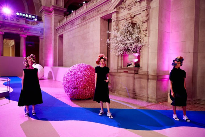 The 2017 Met Gala celebrated all things avant-garde with Art of the In-Between dedicated to Rei Kawakubo of Comme des Garçons. The benefit was planned by Vogue’s special projects consultant Sylvana Ward Durrett and director of special events Eaddy Kiernan. Ushers donned geometric-shaped black dresses in a further nod to Kawakubo, softened with oversize flower crowns that are all the rage currently. The hand-painted sisal carpet with royal-blue trim featured a blue based on the color of a dress from Comme des Garçons’ Fall 2012 collection.