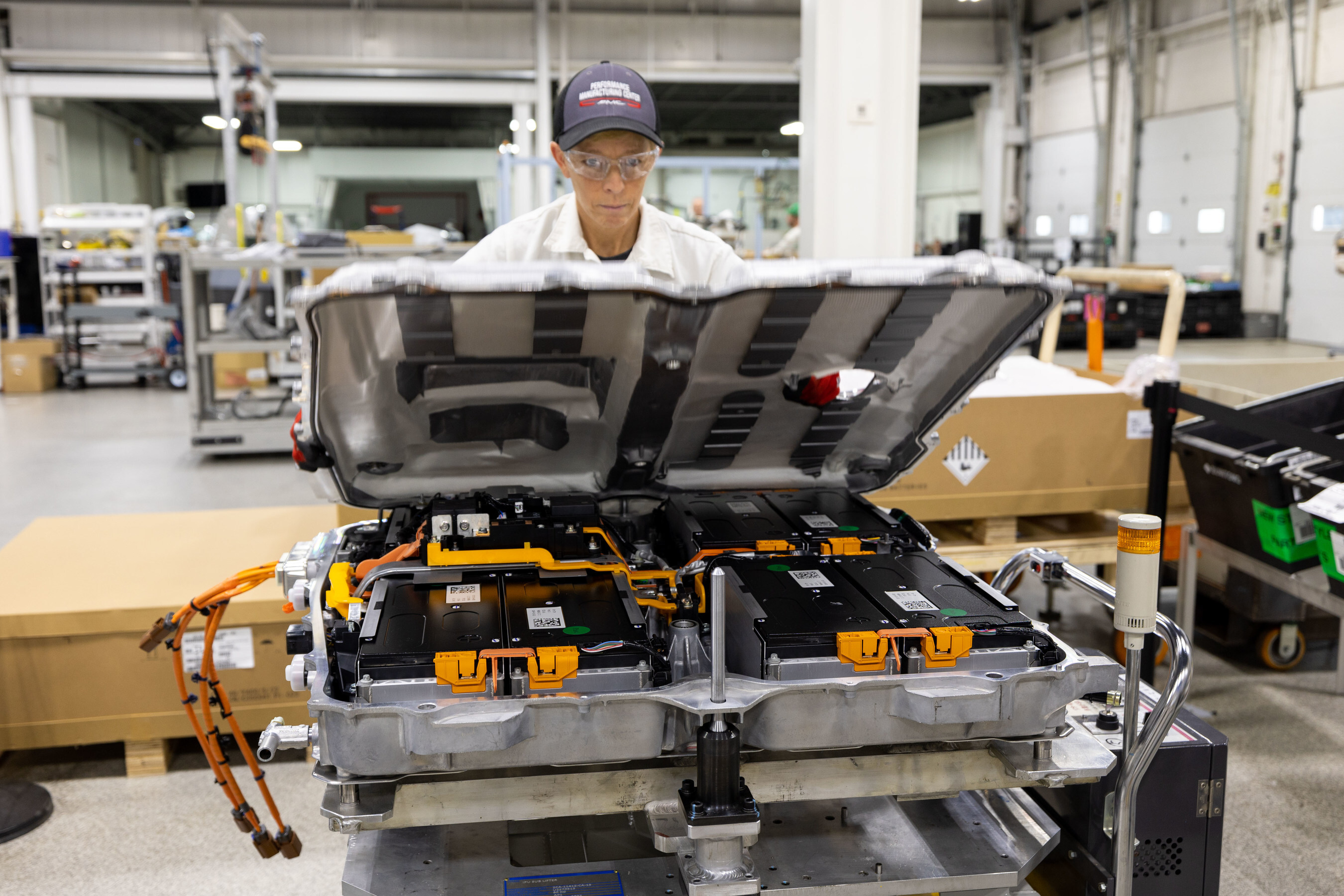 Assembly of the IPU case for the all-new 2025 CR-V e:FCEV.