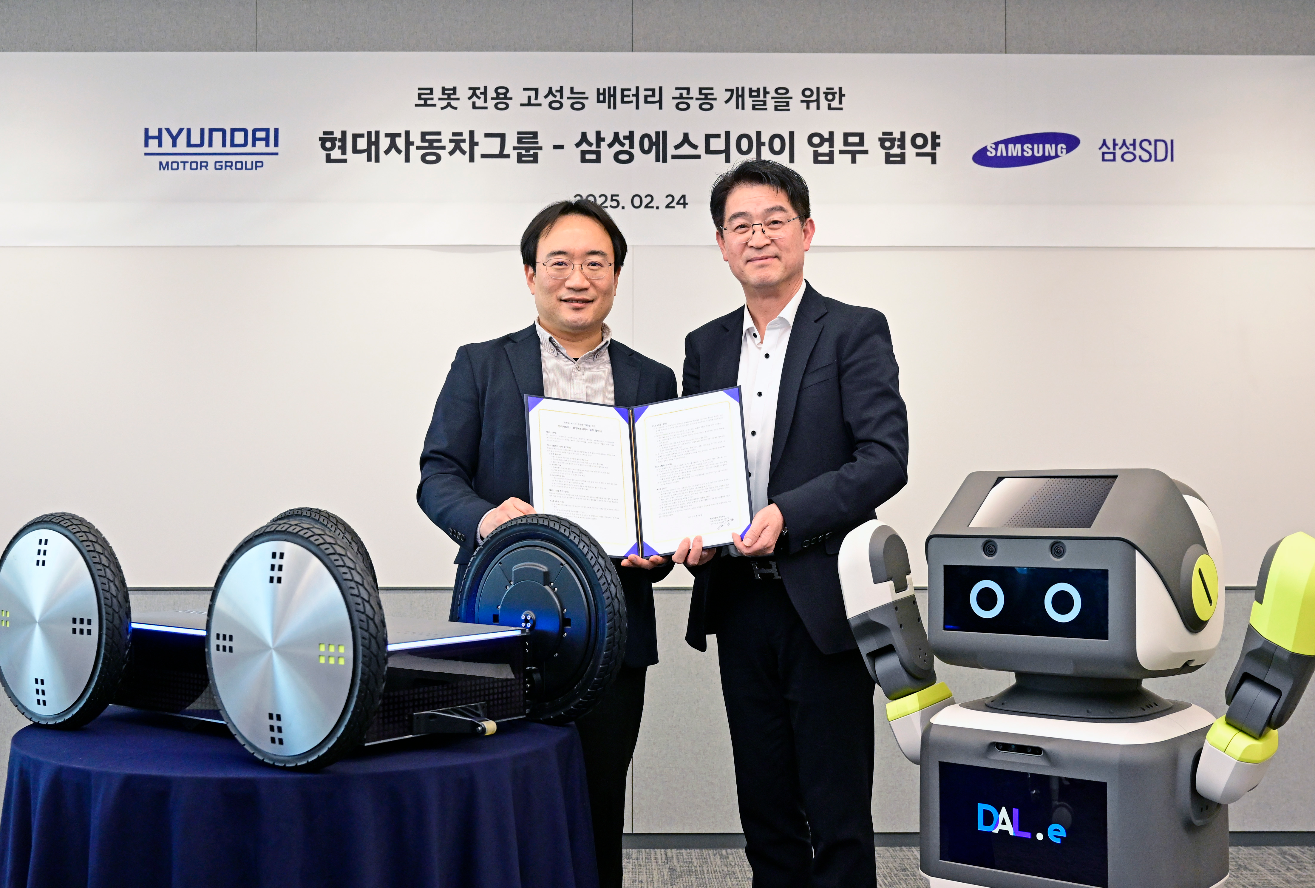 Dong Jin Hyun, VP and head of robotics LAB at Hyundai Motor and Kia (left) and Hans Cho, executive VP and head of strategic marketing at Samsung SDI.