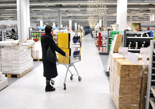 Retail Woman Shopping 02