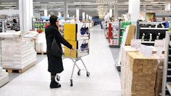 Retail Woman Shopping 02