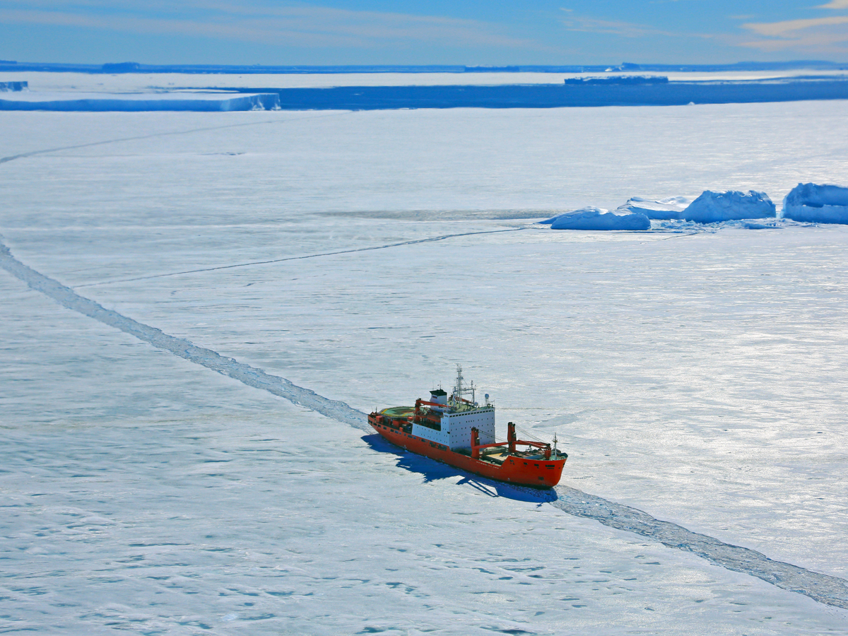 1003 Shippings New Arctic Routes