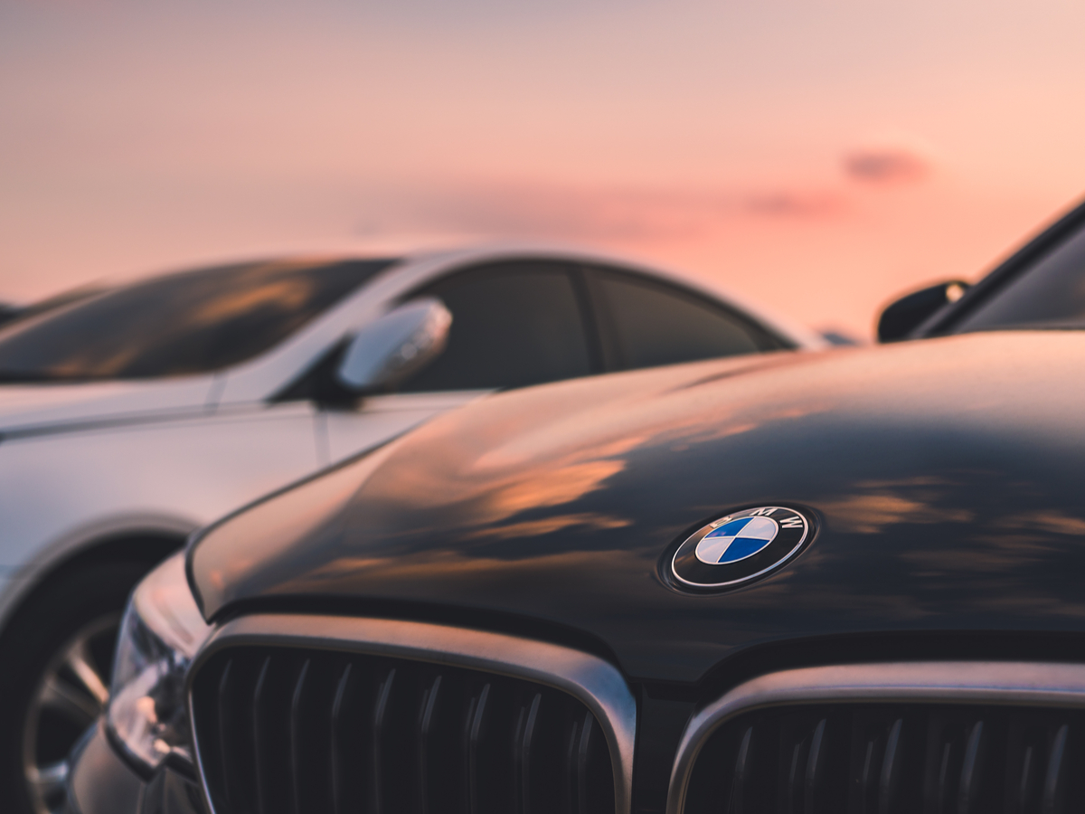 1220 Luxury Car Rivals Discuss