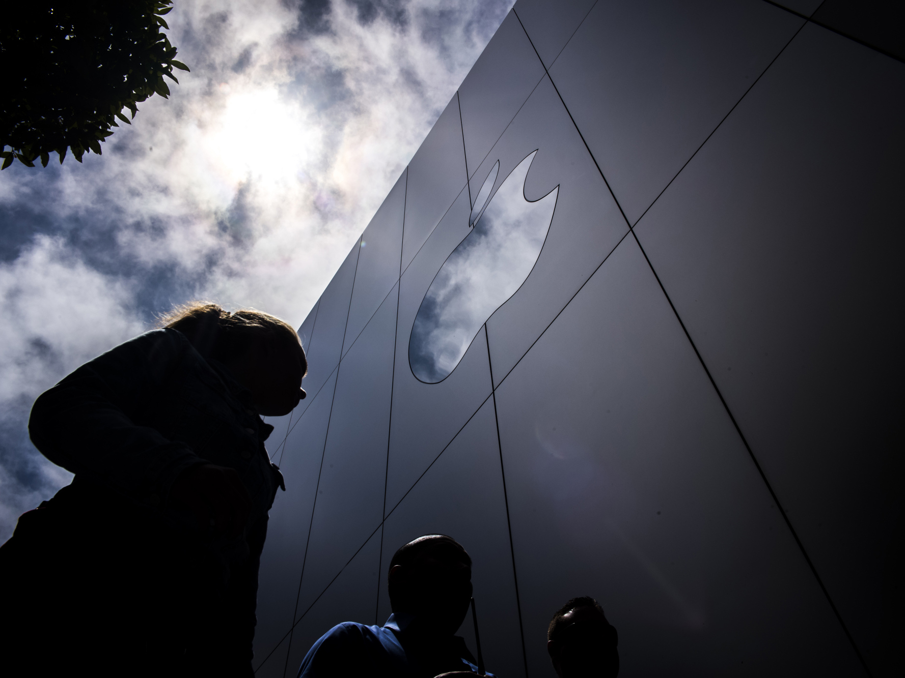 0103 Apple Cuts Sales Outlook