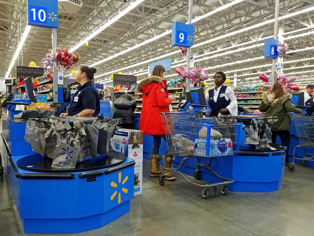 Shoppers purchase items at a Walmart Inc. store. Photo: Shutterstock.
