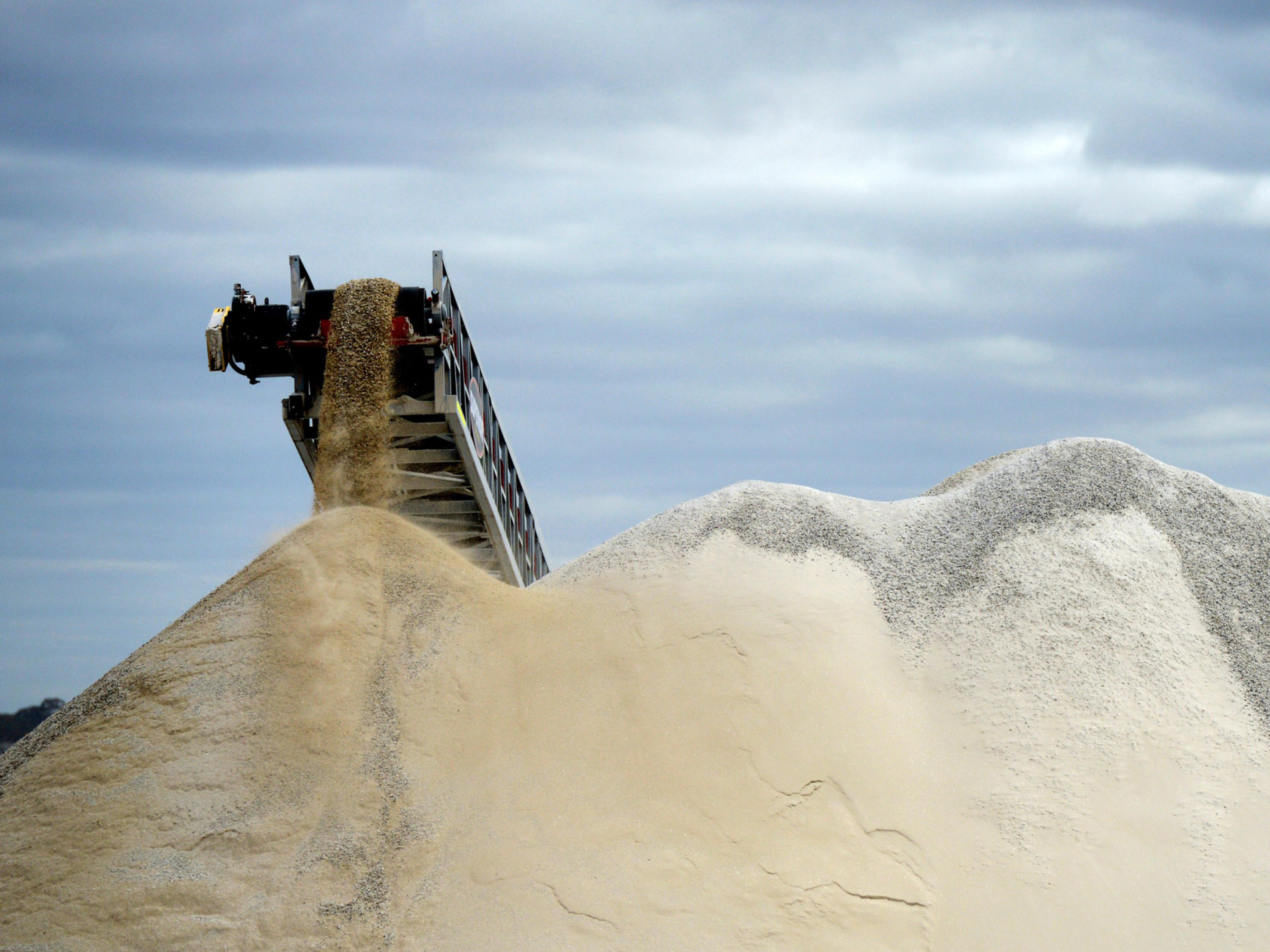 Lithium ore falls from a chute onto a stockpile at Bald Hill Lithium and Tantalum Mine outside of Widgiemooltha, Australia. Photo: Bloomberg.