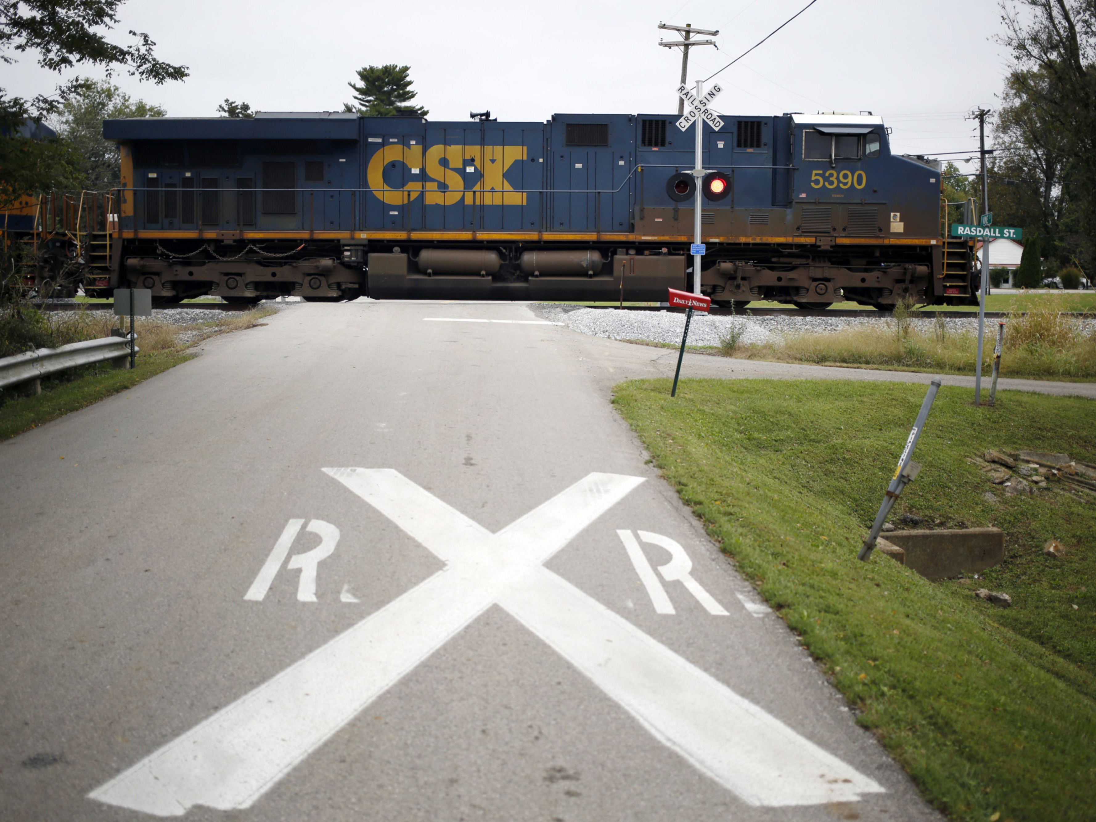 A CSX Corp. freight train passes a railroad crossing gate in Covington, Kentucky. Photo: Bloomberg.