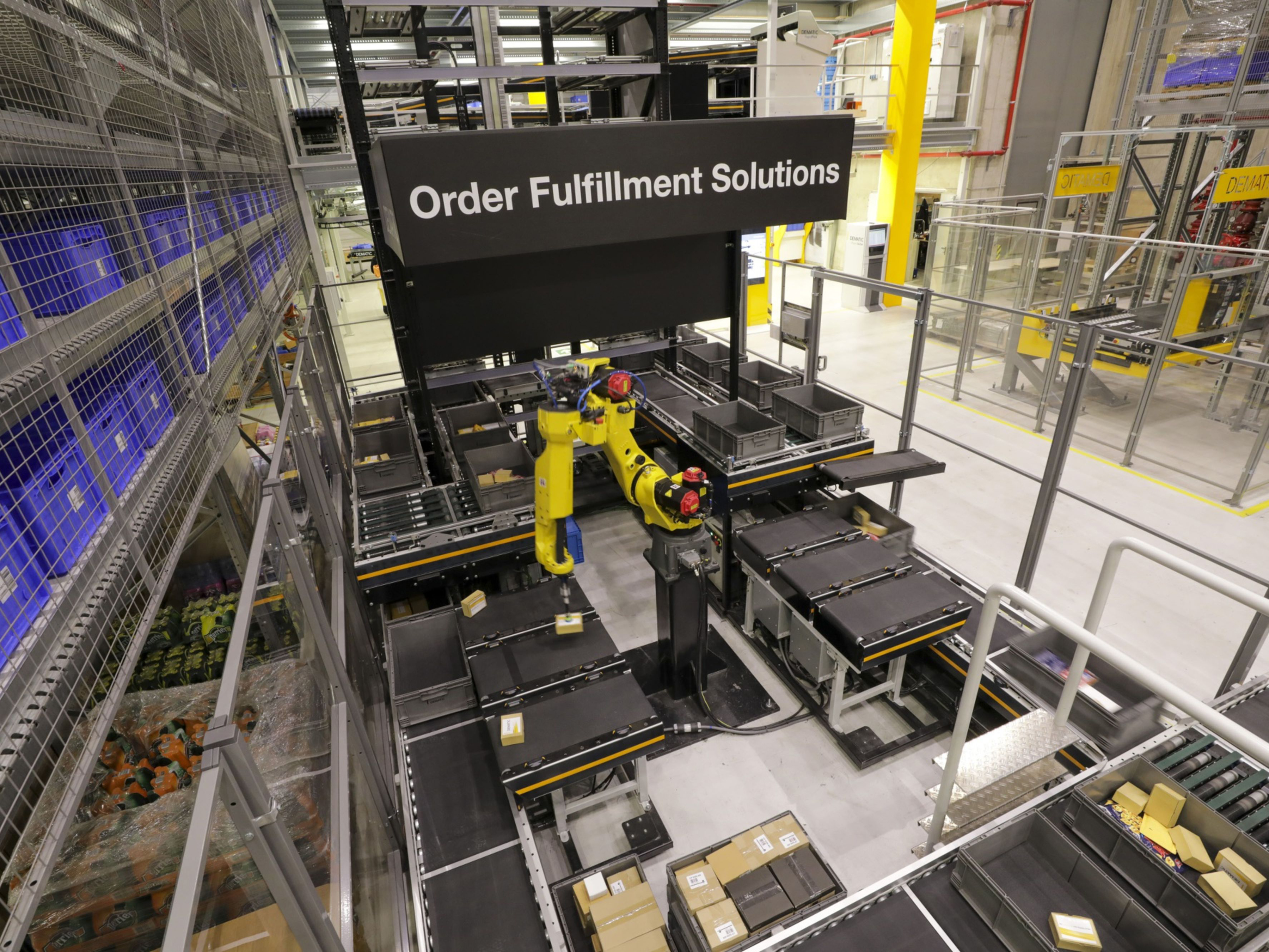 A robotic RapidPick Goods-to-Person (GTP) piece picking system selects packages inside the Dematic Corp. autonomous order fulfillment solution warehouse, operated by Kion Group AG. Photo: Bloomberg.