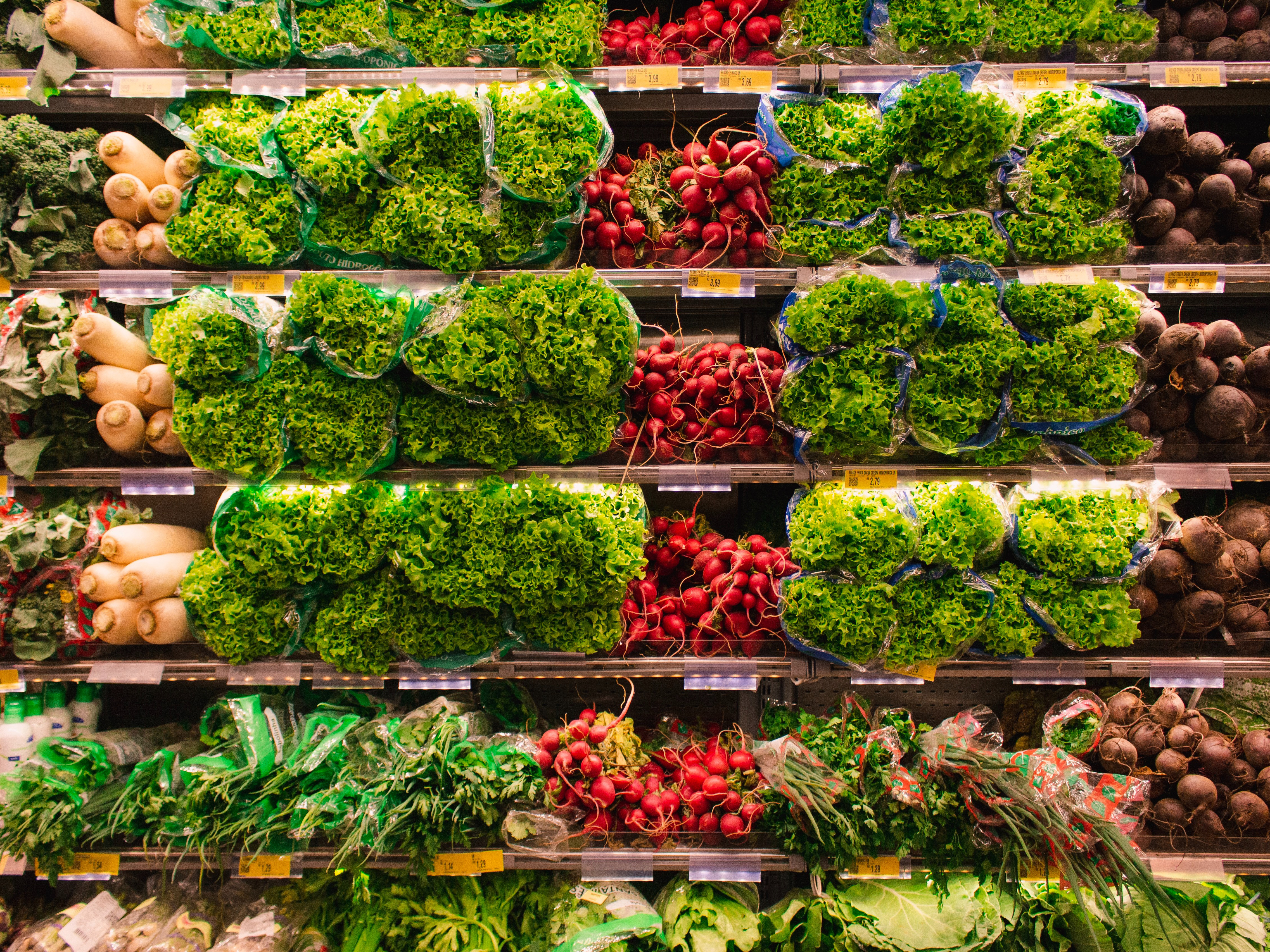 Shelves of assorted fresh vegetables in a supermarket. Photo: Matheus Cenali/ Pexels.
