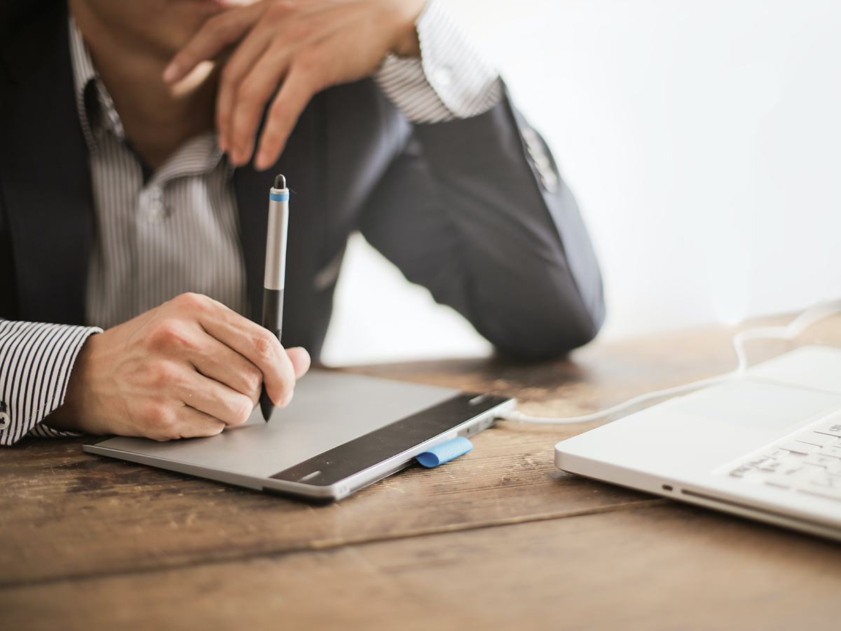 A professional works on a digital document. Photo: Pexels.