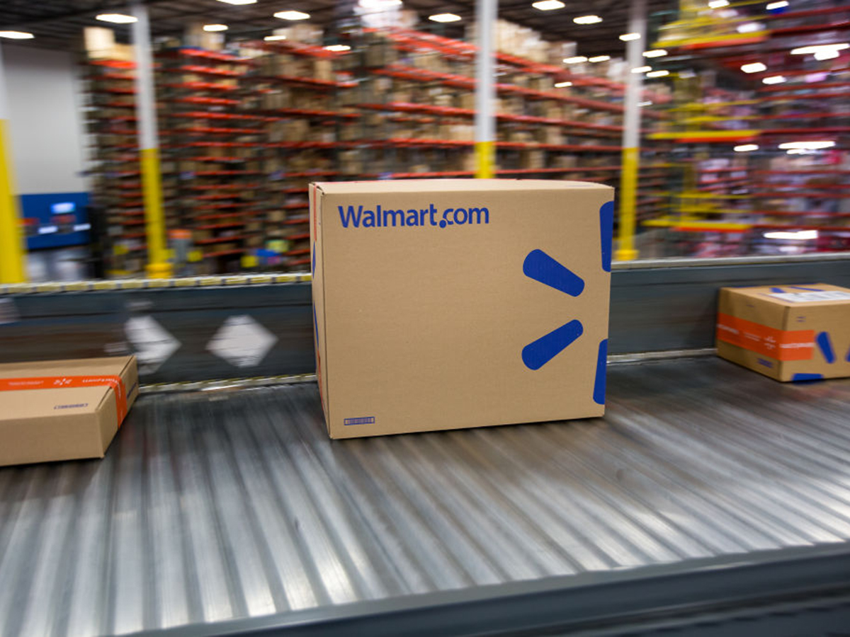 Packages move along a conveyor belt inside a Walmart Inc. fulfillment center. Photo: Bloomberg.