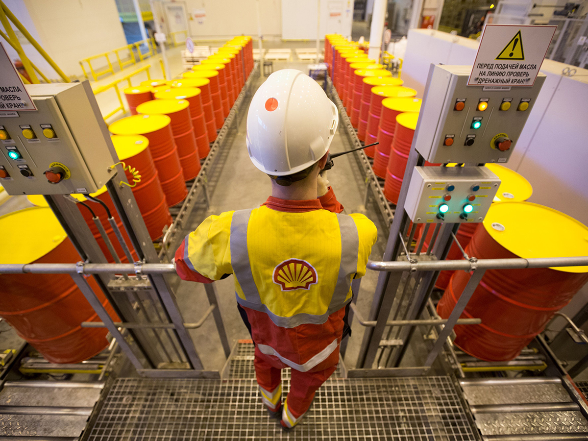 Oil drums containing lubricant oil sit on a conveyor belt as they are prepared for shipping at the Royal Dutch Shell Plc lubricants blending plant in Torzhok, Russia. Photo: Bloomberg.