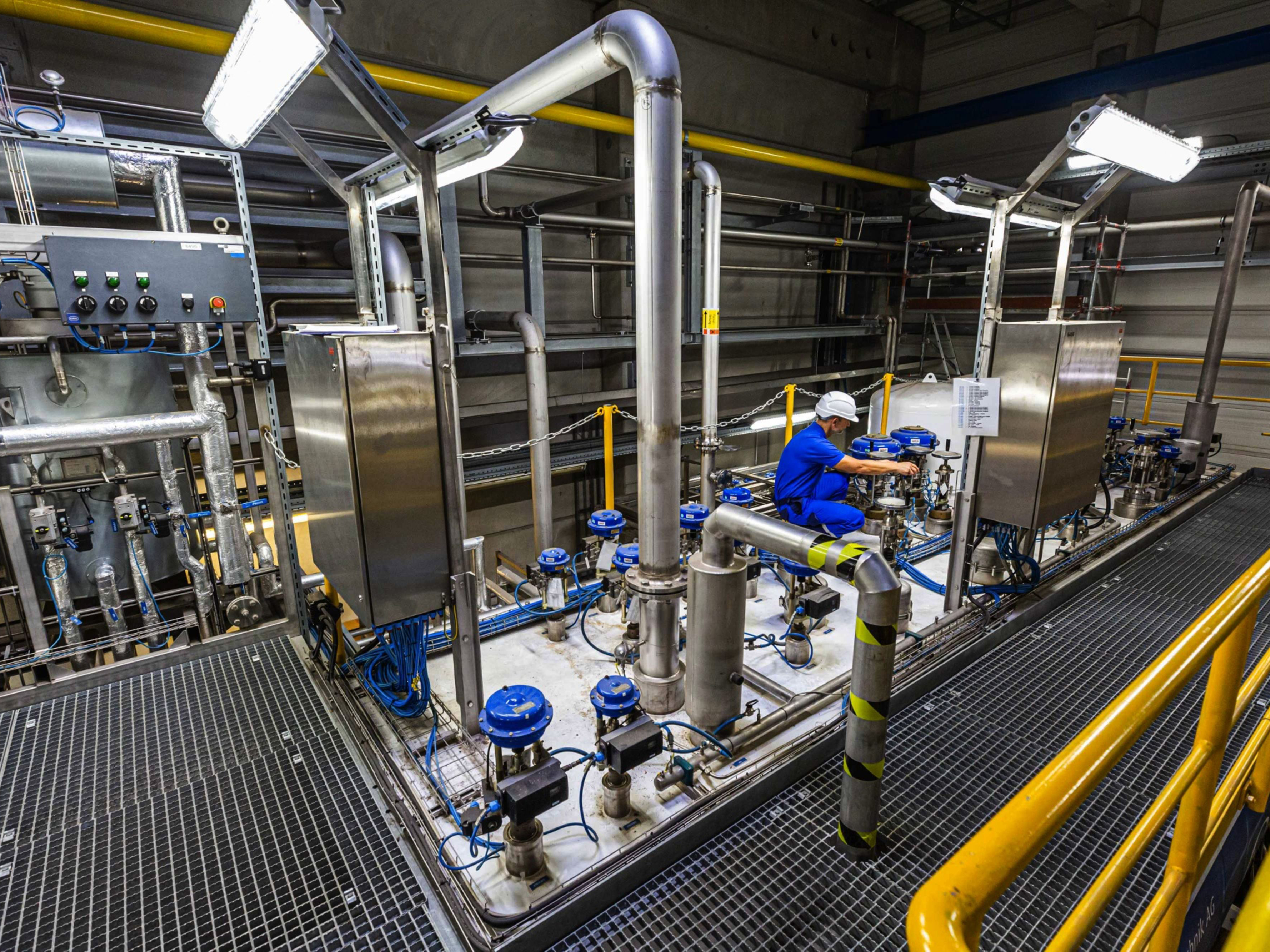 An employee adjusts a valve on the cold box for liquid hydrogen (LH2) production. Photo: Bloomberg.