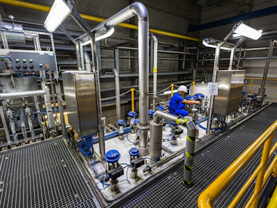 An employee adjusts a valve on the cold box for liquid hydrogen (LH2) production. Photo: Bloomberg.