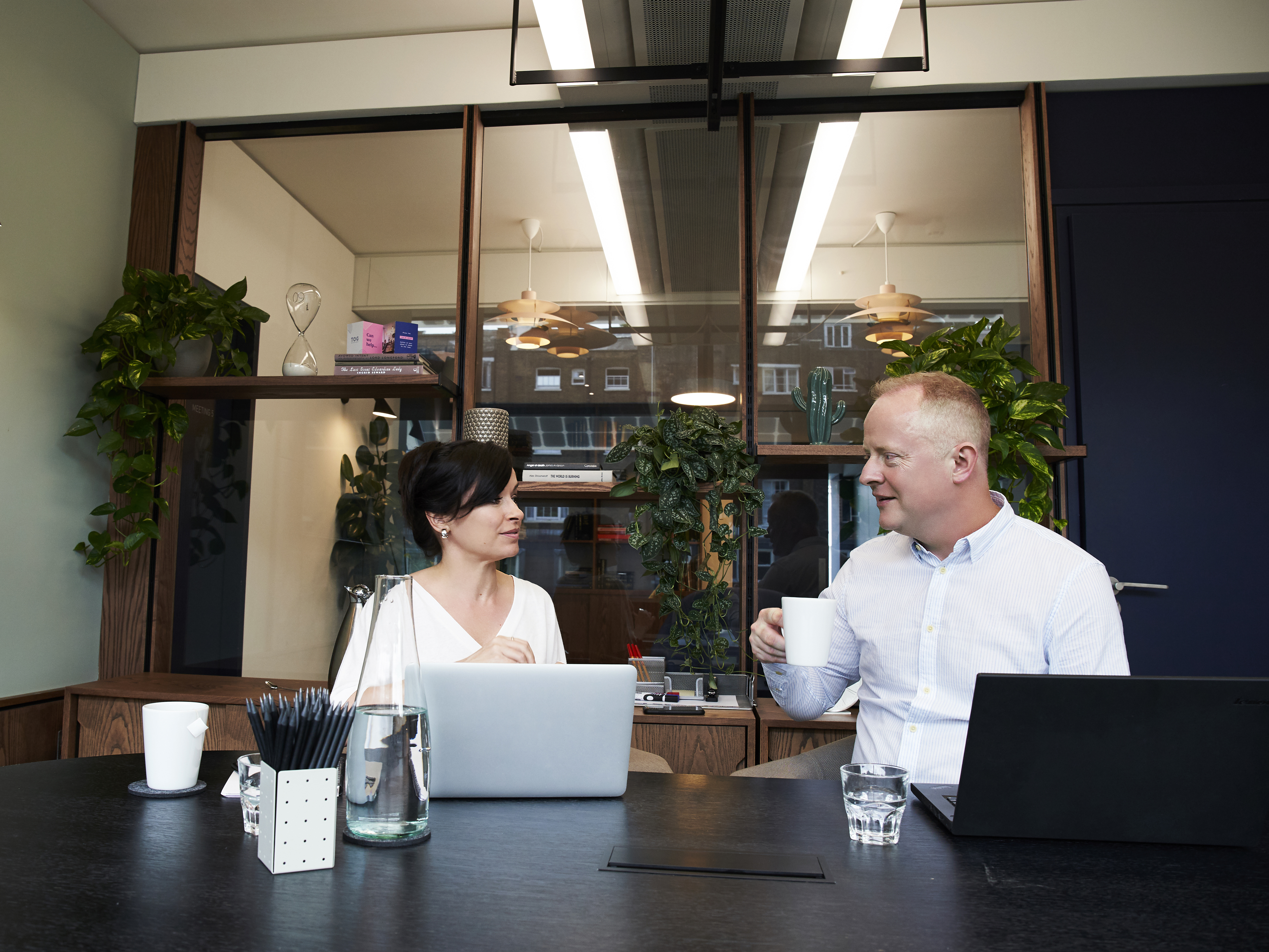 Two colleagues meet in a conference room. Photo: Pexels.