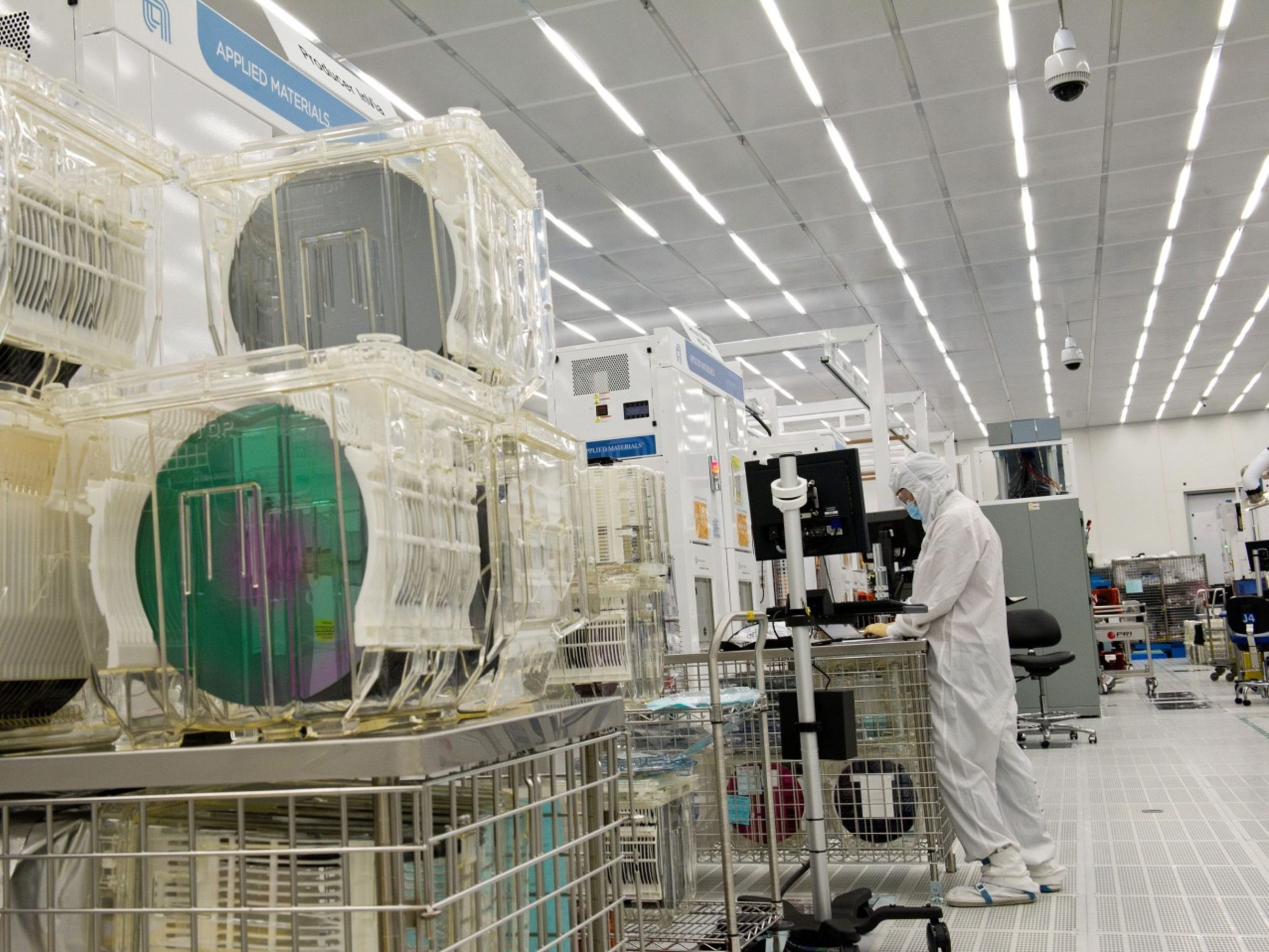 A technician monitors the manufacture of silicon wafers in Silicon Valley. Photo: Bloomberg.