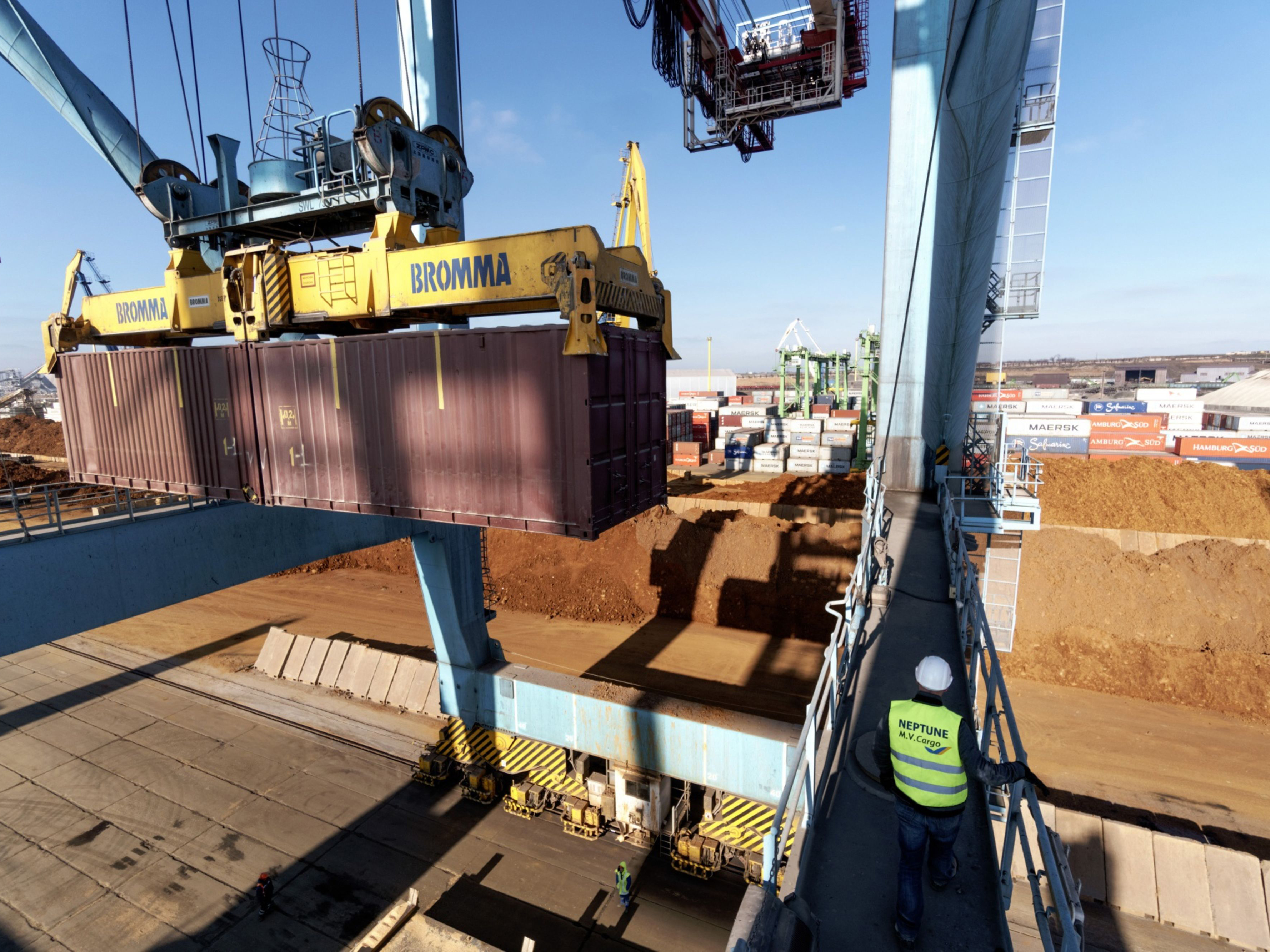 A gantry crane loads a shipping container filled with corn for export from a grain terminal operated by Cargill Inc. Photo: Bloomberg.