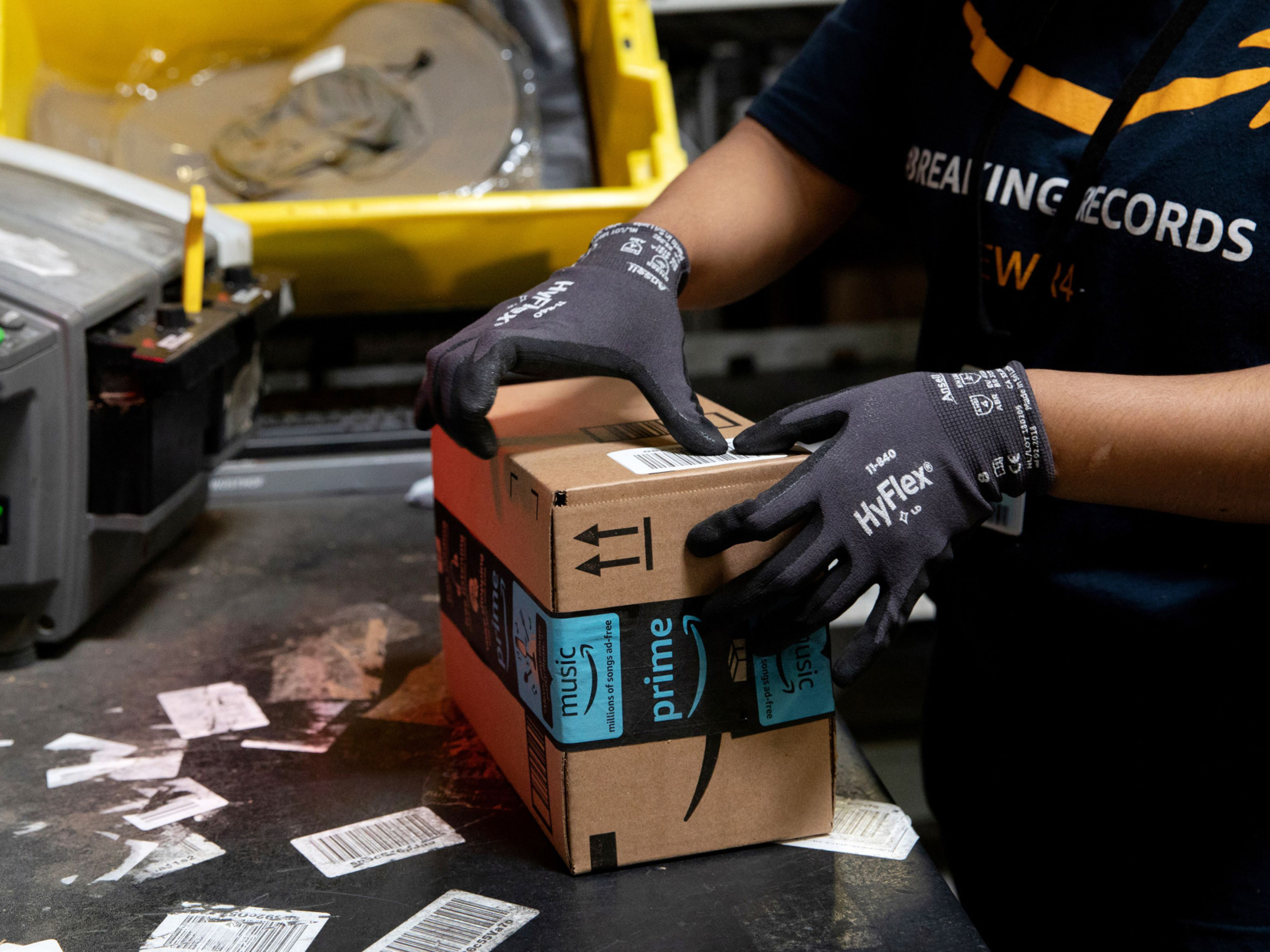 An employee packs a box at an Amazon.com Inc. fulfillment center. Photo: Bloomberg.